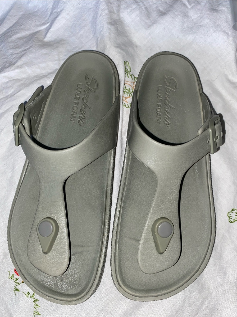 Skechers Olive Gray Luxe Foam Thong Sandals with Side Buckle size 7